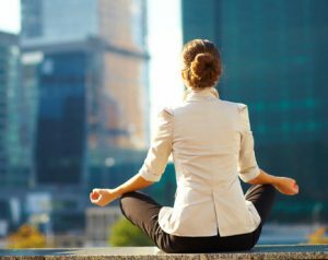 Отделянето на пет минути за медитация през целия ден може да тренира ума ви да издържа на стрес и тревожност. Опитайте петминутна медитация, за да успокоите безпокойството си.