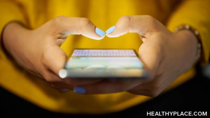 Смартфоните могат да причинят психическото ни здраве да страда, но намаляването на времето на екрана може да намали стреса и да създаде повече блаженство. Нейното е как да намали използването на смартфони.