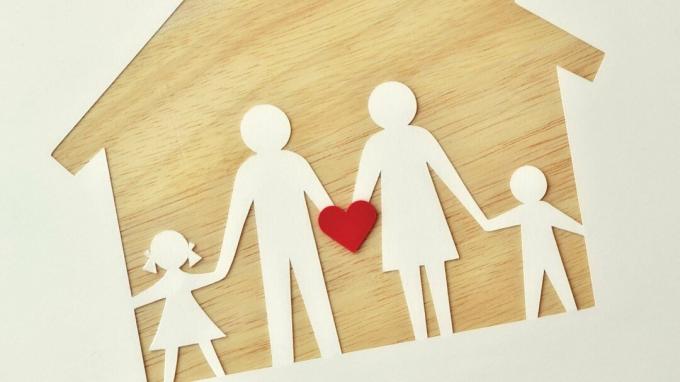 Семейство хартия върху дървена къща, която държи сърце, което да представлява любов, подкрепа и помощ за ADHD