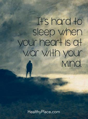 Цитат на психичното здраве - Трудно е да спиш, когато сърцето ти е във война с ума ти.