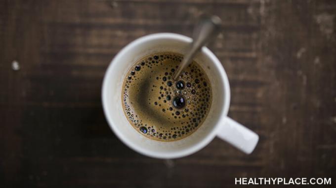 Вашата чаша кафе може да влоши вашите биполярни симптоми. Прочетете надеждна информация за кафе и биполярно разстройство в HealthyPlace.