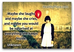 Проницателен цитат за депресия - Може би тя се смее и може би плаче, а може би ще се изненадате от всичко, което държи вътре.