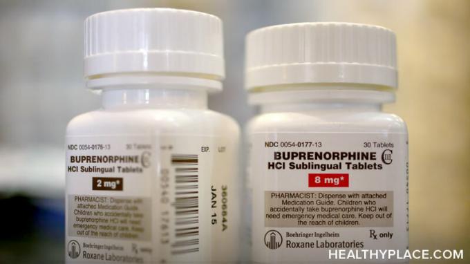 Списък на болкоуспокояващи лекарства с рецепта за опиоиди, техните употреби и как хората, които приемат хапчета за опиоиди, преминават от законна употреба към злоупотреба. Подробности за HealthyPlace.
