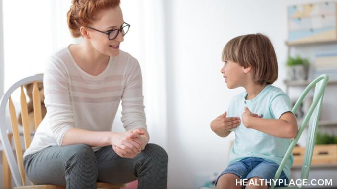 Открийте защо някои деца се нуждаят от детска терапия. Научете какво е детската терапия, как тя работи и видовете детска терапия, на HealthyPlace.