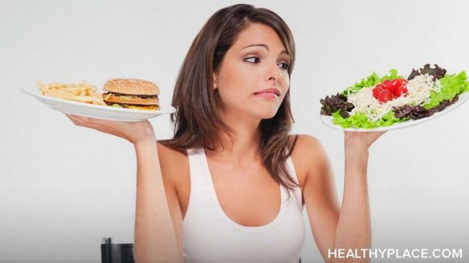 Яденето на задействащи храни при възстановяване на хранителните разстройства може да се почувства ужасяващо в началото. След време е по-лесно. Ето как отново да въведете задействащи храни в диетата си.