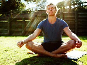 Научете за безбройните ползи от йога, включително да успокоите ума си и да поставите емоциите си под контрол.