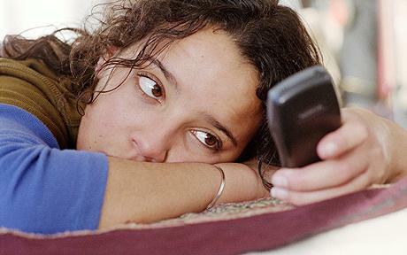 С прекомерната употреба на мобилни телефони и социални медии в училищата стресът може да се увеличи и така може да се самонарани. Намалете използването на мобилни телефони и социални медии, за да намалите стреса.